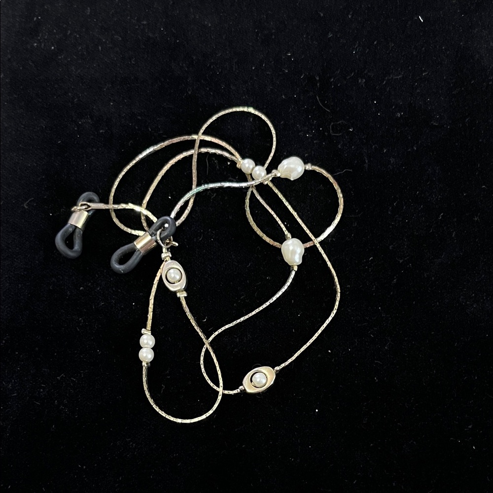 Elegant Gold and Pearl Eyewear Chain